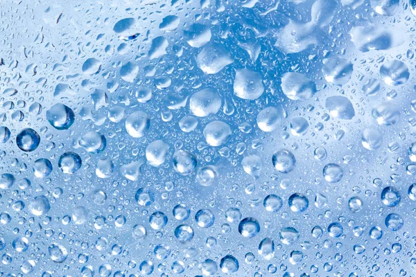 Glas mit Wassertropfen bedeckt — Stockfoto
