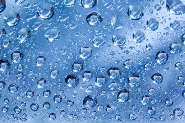 Su damlalarıyla kaplı cam bardaklar.
