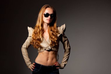 Stüdyoda güneş gözlüğü takan bir kadın