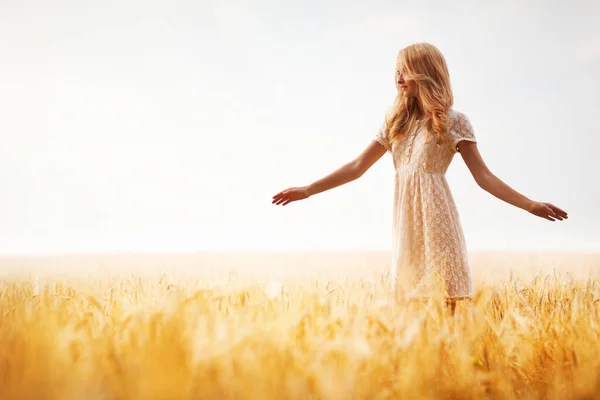 Meisje met blond haar poseren op tarweveld — Stockfoto
