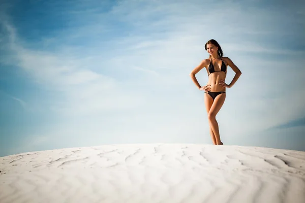 Menina de biquíni em pé na duna de areia — Fotografia de Stock