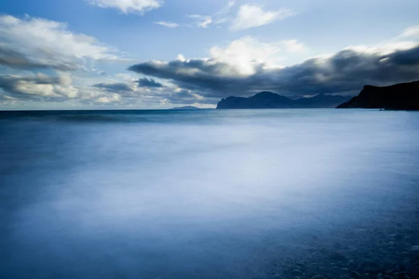 Océano, nubes y montañas rocosas — Foto de Stock