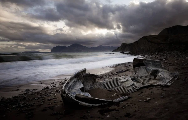 Océano, viejo barco roto en la orilla — Foto de Stock