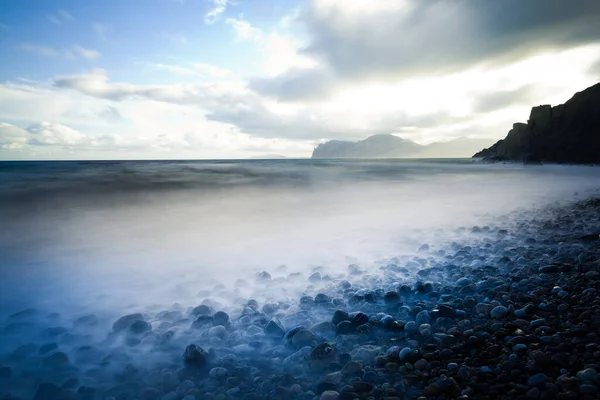 Океан, облака и скалистые горы — стоковое фото