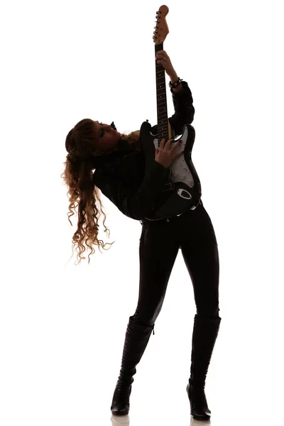 Силуэт девушки с гитарой в руках — стоковое фото