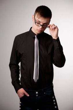Portrait photo guy in black shirt and glasses