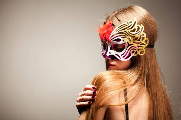Mujer en gran máscara de carnaval multicolor —  Fotos de Stock