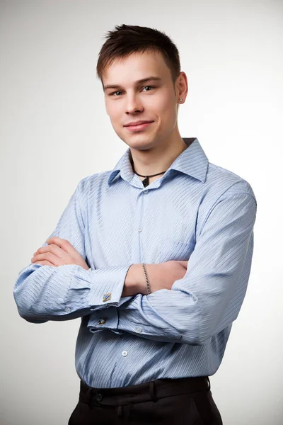 Ragazzo in camicia blu con le braccia incrociate sul petto — Foto Stock