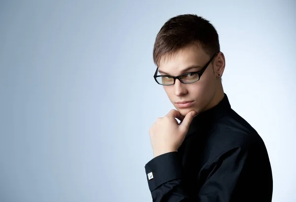 Retrato foto cara em camisa preta e óculos — Fotografia de Stock