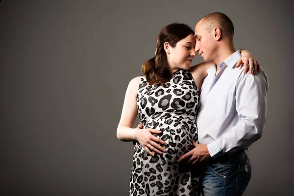 Foto van zwangere vrouw knuffelende man — Stockfoto