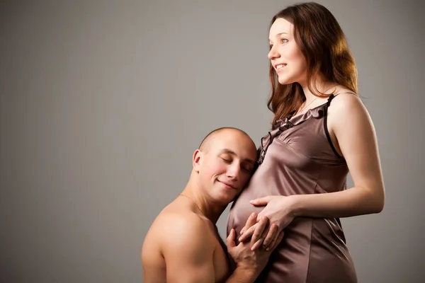 Hombre abrazando vientre de la mujer embarazada — Foto de Stock
