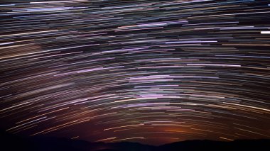 Arkaplan mor kırmızı yıldızlı gökyüzü pozlama üzerine