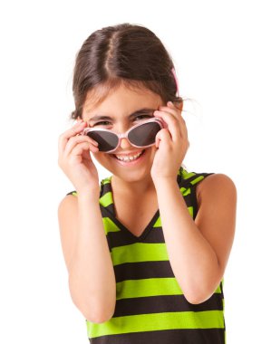 Küçük kız kollarını yüzünün önünde kavuşturdu.