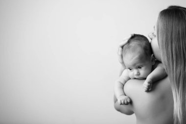 Mutlu, güzel, gülümseyen bir kızın portresi.