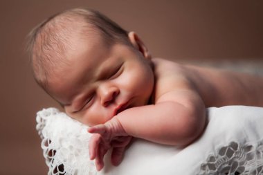 Güzel bebek bavulda uyuyor..