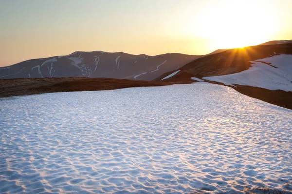 Mountain with snow and grass, sunny weather — 图库照片