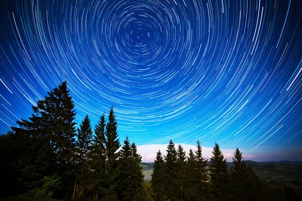 Langzeitbelichtungsfoto des Sternenhimmels — Stockfoto