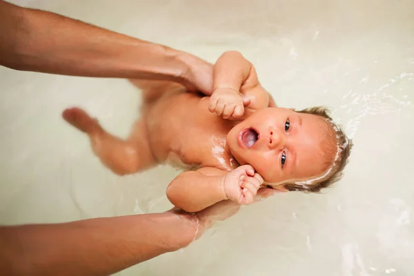 Petite fille charmante se baigne dans l'eau chaude — Photo