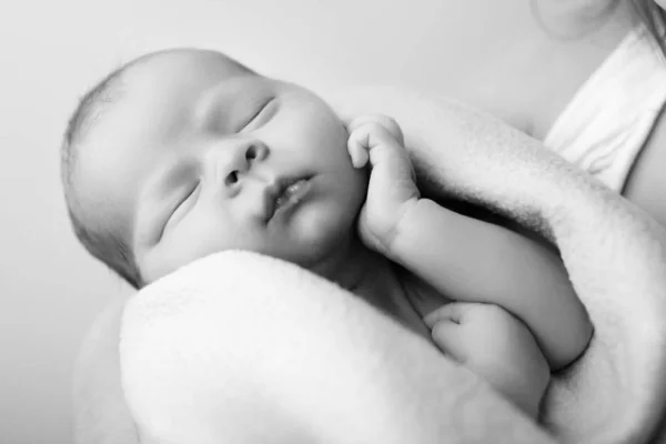 Adorable child sleeping in mother arms. — Stock Photo, Image