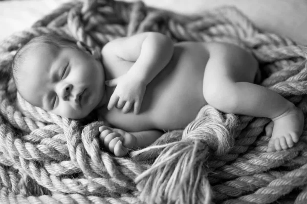 Adorable enfant dormant parmi les cordes . — Photo