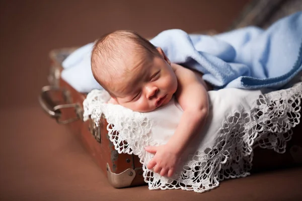 Çantanın içinde uyuyan şirin bir bebek.. — Stok fotoğraf