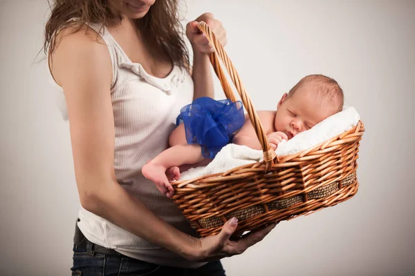 Мати тримає кошик зі сплячою дитиною — стокове фото