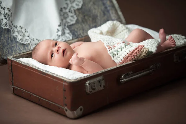 Güzel bebek bavulda yatıyor.. — Stok fotoğraf