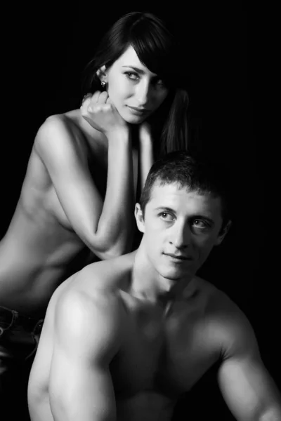 Sexy couple seins nus embrassant passionnément . — Photo