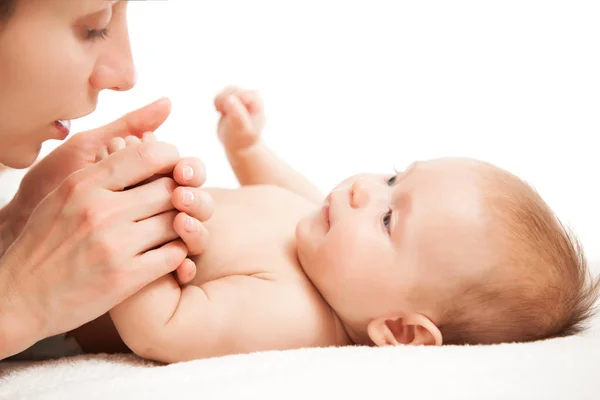 Mãe amorosa brincando com o bebê recém-nascido . — Fotografia de Stock