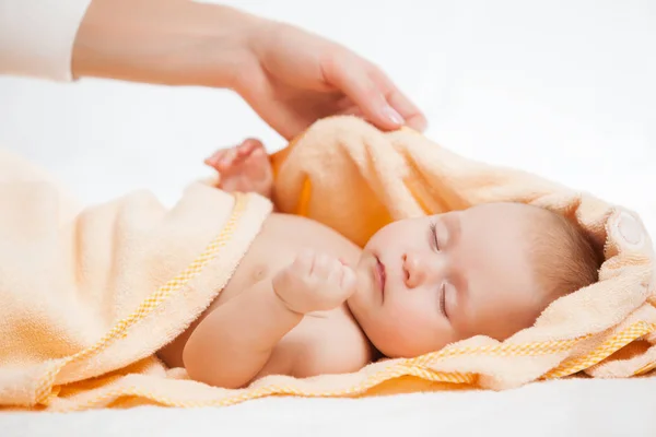 Mère enveloppant bébé dans une serviette douce . — Photo