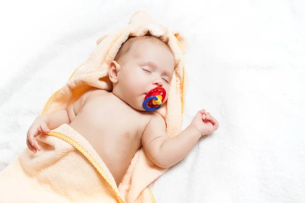 Entzückendes Baby mit Schnuller beim Mittagsschlaf. — Stockfoto