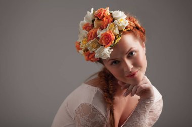 Çekici genç bir kadın parmağını ısırıyor..