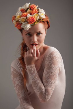 Çekici genç bir kadın parmağını ısırıyor..