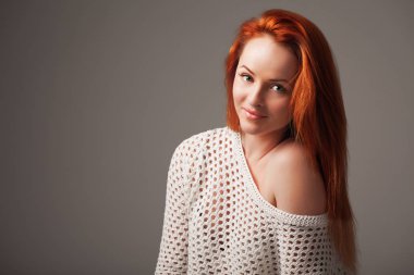 Leylak arkaplanda kızıl bir kadın.