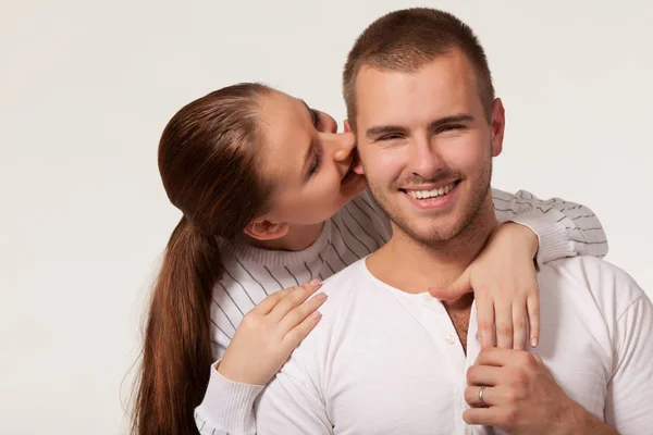 Jonge vrouw bijten vriendje oor. — Stockfoto