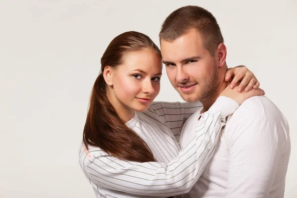 Junge Frau beißt Freund ins Ohr. — Stockfoto