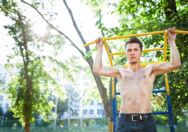 Sokakta barfiks çeken kendine güvenen adam..