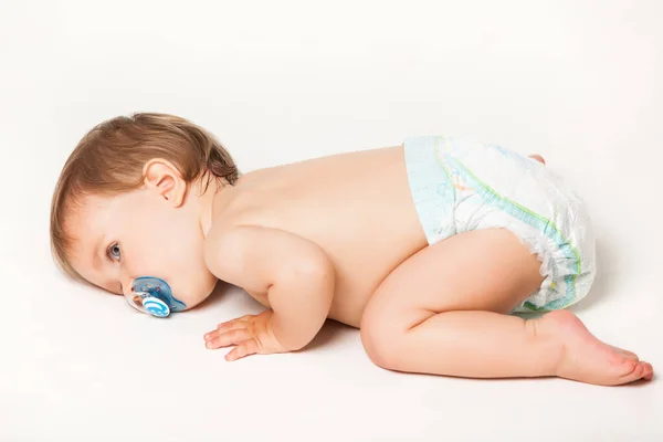 Retrato de cerca de un bebé pequeño con maniquí — Foto de Stock