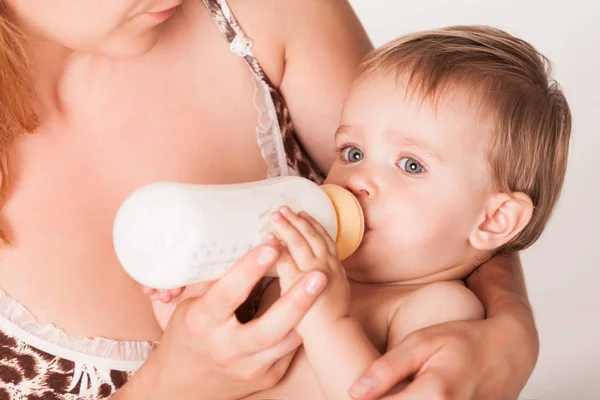 Amante mãe mamadeira bebê de alimentação . — Fotografia de Stock