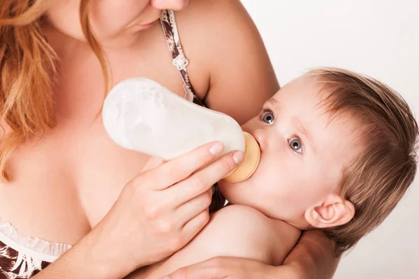 Loving mother bottle feeding baby. — Stock Photo, Image