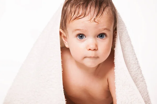 Bebê bonito com toalha na cabeça . — Fotografia de Stock