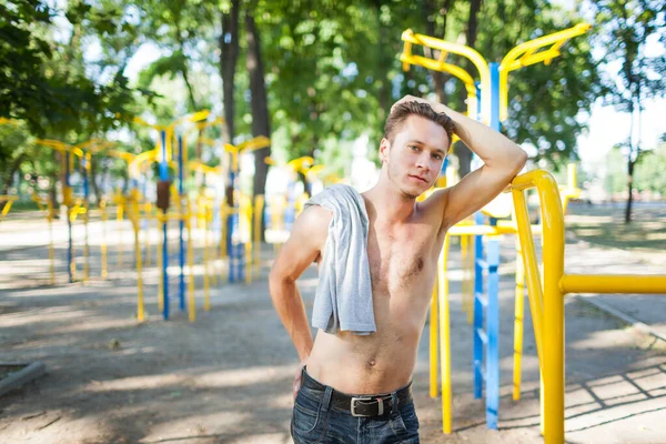 Tipo sin camisa delgada de pie en la calle . — Foto de Stock