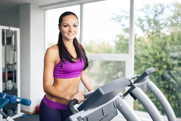 Beautiful woman standing in gym. — Stock Photo, Image