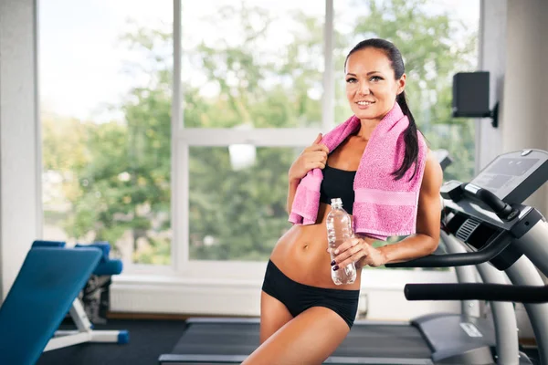 Deportiva joven de pie en el gimnasio . —  Fotos de Stock