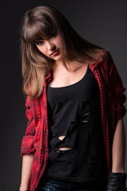 Gri arka planda duran neşeli bayan.