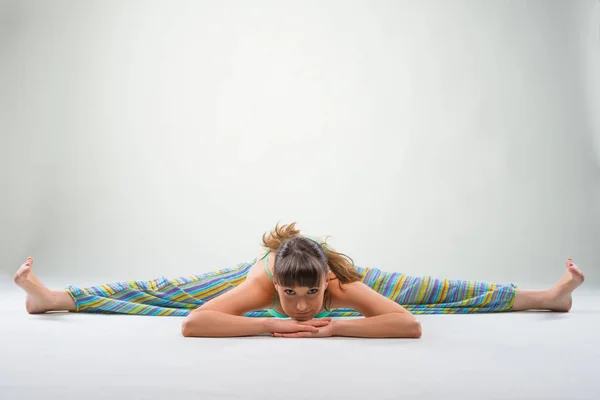 Bela jovem mulher fazendo split . — Fotografia de Stock