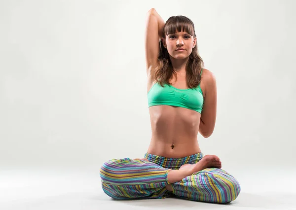 Mooie jonge vrouw doen yoga oefening. — Stockfoto