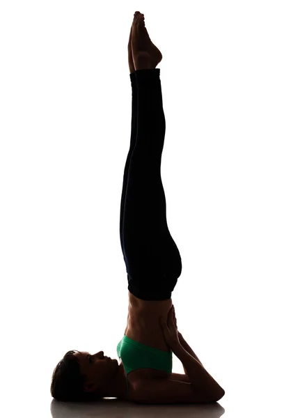 Sporty young woman doing shoulder stand. — Stock Photo, Image