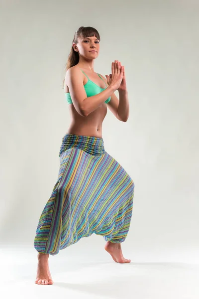 Hermosa joven haciendo ejercicio de yoga . — Foto de Stock