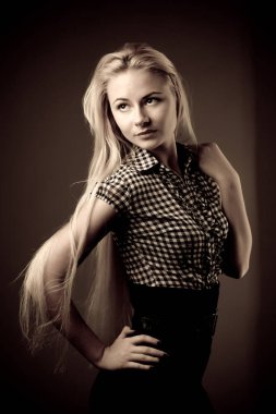 Güzel bir genç kızın siyah beyaz fotoğrafı.